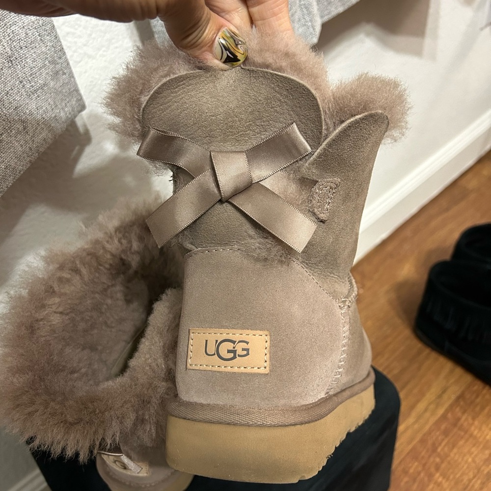 Gently Worn Ugg, Excellent Condition - image 1
